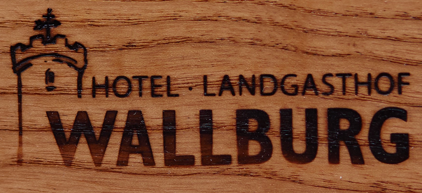 Logo des Hotel-Landgasthof Wallburg / Eltmann als Brandzeichen auf Holz